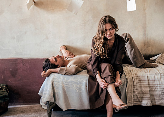 Luca Marinelli. Jessica Cressy (v.l.n.r.) in "Martin Eden" (2019); Quelle: Piffl Medien, DFF, © Francesca Errichiello