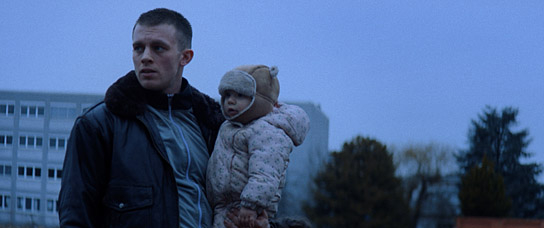 Jannis Niewöhner, Sophia Demer (v.l.n.r.) in "Kids Run" (2020); Quelle: Farbfilm Verleih, DFF, © Flare Film, Falko Lachmund