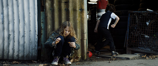Eline Doenst, Giuseppe Bonvissuto (v.l.n.r.) in "Kids Run" (2020); Quelle: Farbfilm Verleih, DFF, © Flare Film, Falko Lachmund