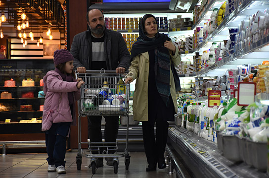 Ehsan Mirhosseini (Mitte) in "Doch das Böse gibt es nicht" (2020); Quelle: Grandfilm, DFF, © Grandfilm