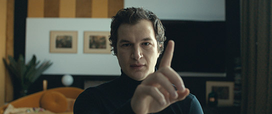 Alec Utgoff in "Der Masseur" (2020); Quelle: Real Fiction Filmverleih, DFF, © Lava Films, Match Factory Productions
