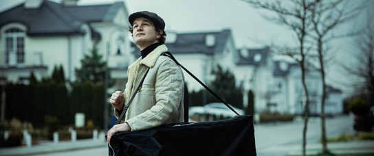 Alec Utgoff in "Der Masseur" (2020); Quelle: Real Fiction Filmverleih, DFF, © Jaroslaw Sosinski, Lava Films, Match Factory Productions