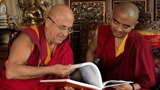 Matthieu Ricard, Mingyur Rinpoche (v.l.n.r.) in "Aware - Reise in das Bewusstsein" (2020); Quelle: Piffl Medien, DFF, © Piffl Medien