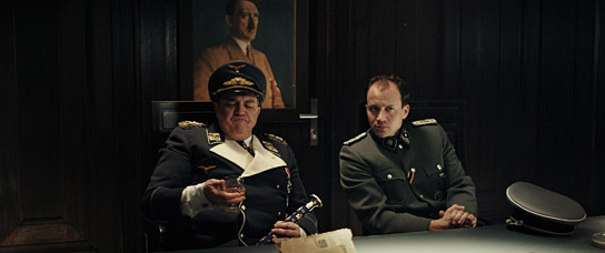 Oliver Kalkofe (links) in "Sky Sharks" (2020); Quelle: MFA+ Filmdistribution, DFF, © 2020 Fusebox Films GmbH