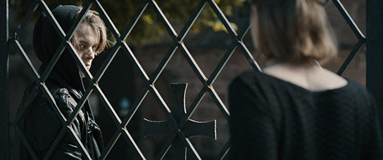 Béla Gabor Lenz, Sarah Mahita (v.l.n.r.) in "Albträumer" (2020); 