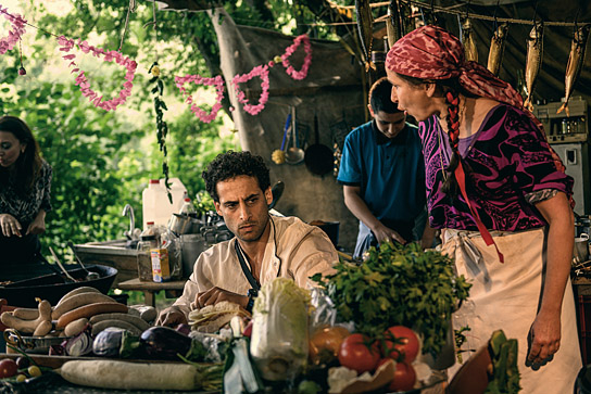 Karim Düzgün Günes (links) in "König der Raben" (2020); 