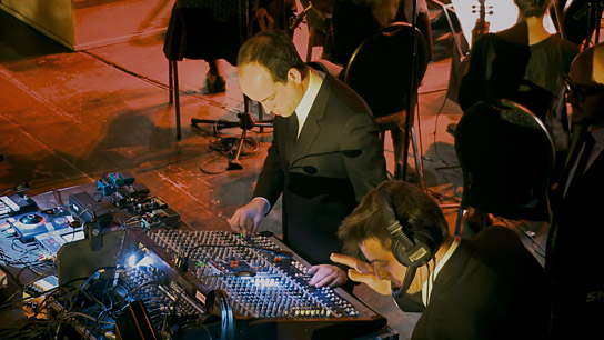 Matthew Herbert (Mitte) in "A Symphony of Noise" (2021); Quelle: Rise and Shine Cinema, DFF