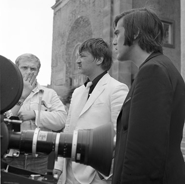 Christian Hohoff (rechts) mit Rudolf Waldemar Brem (links), Rainer Werner Fassbinder (Mitte) bei den Dreharbeiten zu "Der amerikanische Soldat (1970, finale Fassung); © DFF/Sammlung Peter Gauhe, Fotograf: Peter Gauhe