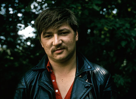 Rainer Werner Fassbinder in Feldkirchen bei den Dreharbeiten zu "Die Niklashauser Fart" (1970); © DFF/Sammlung Peter Gauhe, Fotograf: Peter Gauhe