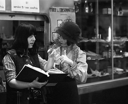 Renate Leiffer (links) mit Maryse Dellanoy bei den Dreharbeiten zu "Welt am Draht" (1973); © DFF/Sammlung Peter Gauhe, Fotograf: Peter Gauhe