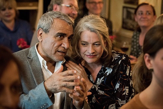 Haytham Abdulrazaq (Mitte links), Kerry Fox (Mitte rechts) in "Baghdad In My Shadow" (2018); Quelle: Arsenal Filmverleih, DFF, © Dschoint Ventschr, Martin Valentin Menke