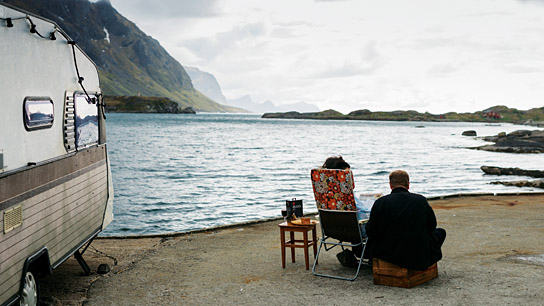 Jenny Slate, Fridtjov Såheim (v.l.n.r.) in "The Sunlit Night" (2018); Quelle: W-film, DFF