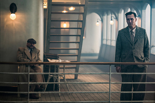 Samuel Finzi, Oliver Masucci (v.l.n.r.) in "Schachnovelle" (2020); Quelle: Studiocanal, DFF, © Studiocanal, Walker + Worm Film, Julia Terjung