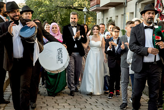 Derya Dilber (Mitte rechts) in "Ein nasser Hund" (2020); Quelle: Warner Bros. Pictures Germany, DFF, © 2021 carte blanche International GmbH, Warner Bros. Entertainment GmbH, Volker Roloff