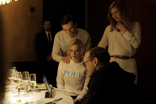 Jannis Niewöhner (2.v.l.), Luna Wedler (3.v.l.), Milan Peschel (4.v.l.), Fleur Geffrier (rechts)  in "Je suis Karl" (2021); Quelle: Pandora Film, DFF, © Pandora Film, Foto: Tom Trambow