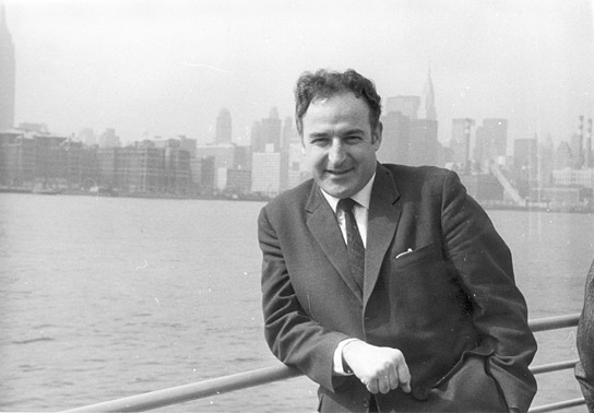 Walter Kaufmann bei seiner Ankunft in New York, 1963 ("Walter Kaufmann - Welch ein Leben!, 2021); Quelle: Karin Kaper Film, DFF