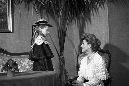 Andrea Schober (links) mit Hanna Schygulla in "Fontane Effi Briest" (1974); © DFF/Sammlung Peter Gauhe, Foto: Peter Gauhe