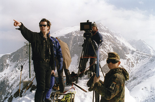 Tom Tykwer (links), Frank Griebe (hinten) bei den Dreharbeiten zu "Winterschläfer" (1996)