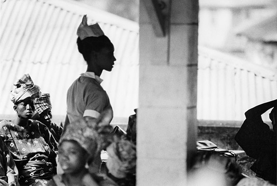 Elizabeth of Toro (Mitte) in "Things Fall Apart" (1971); Quelle: Modern Art Film Archiv, © Stephen Goldblatt, Modern Art Film Archiv