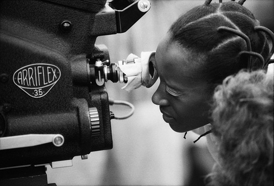 Elizabeth of Toro bei den Dreharbeiten zu "Things Fall Apart" (1971); Quelle: Modern Art Film Archiv, © Stephen Goldblatt, Modern Art Film Archiv