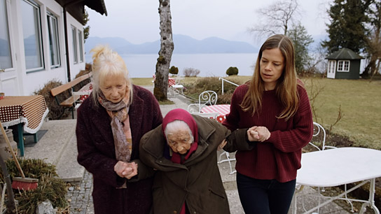 Janna Ji Wonders (rechts) in "Walchensee Forever" (2020); Quelle: farbfilm verleih, DFF, © Flare Film