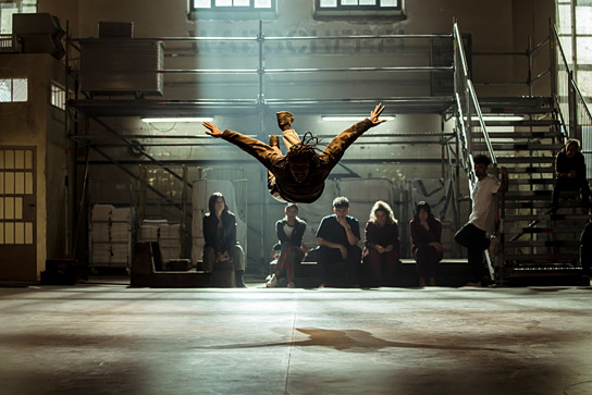Ben Wichert (vorne) in "Fly" (2020); Quelle: Studiocanal, DFF, © Studiocanal