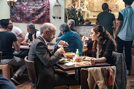 Christoph Maria Herbst, Nilam Farooq (vorne v.l.n.r.) in "Contra" (2020); Quelle: Constantin Film Verleih, DFF, © 2020 Constantin Film Verleih GmbH