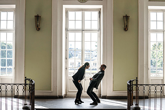 Nilam Farooq, Christoph Maria Herbst (v.l.n.r.) in "Contra" (2020); Quelle: Constantin Film Verleih, DFF, © 2020 Constantin Film Verleih GmbH