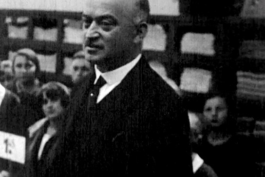 Salman Schocken bei der Eröffnung der Kaufhausfiliale in Nürnberg, 1926 ("Schocken - Ein deutsches Leben", 2021); Quelle: Edition Salzgeber, DFF