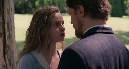 Luna Wedler, Gijs Naber (v.l.n.r.) in "Die Geschichte meiner Frau" (2021); Quelle: Alamode Filmverleih, DFF, © Alamode Filmverleih