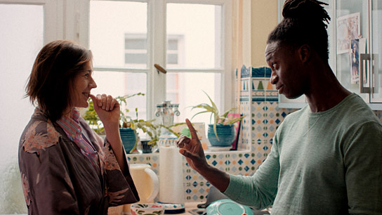 Christiane Paul, Eugene Boateng (v.l.n.r.) in "Borga" (2020); Quelle: Across Nations Filmverleih, DFF, © Chromosom Film GmbH, Foto: Tobias von dem Borne