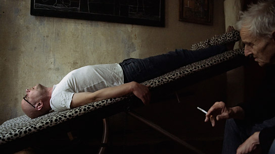 Ralf Walker (liegend) in "Der Siebzehnte" (2020); Quelle: déjà-vu film, DFF, © déjà-vu film