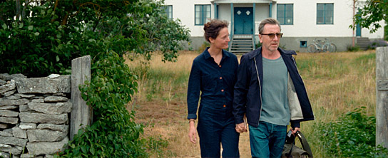 Vicky Krieps, Tim Roth (v.l.n.r.) in "Bergman Island" (2021); Quelle: Weltkino Filmverleih, DFF, © Weltkino Filmverleih
