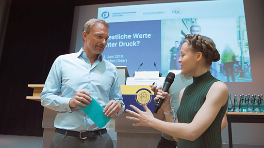 Christian Lindner, Clara Mayer (v.l.n.r.) in "Aufschrei der Jugend" (2020); Quelle: W-film, DFF, © W-film, rbb