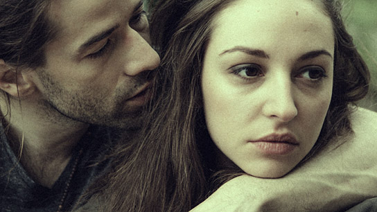 Lucie Aron (rechts) in "Chasing Paper Birds" (2021); Quelle: déjà-vu film, DFF, © Andrea Andrea