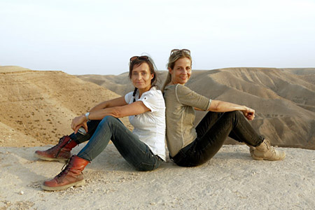 Jana Matthes, Andrea Schramm (v.l.n.r.) bem Dreh von "Endlich Tacheles" (2018/19) in Israel; Quelle: Schramm Matthes Film, © Schramm Matthes Film