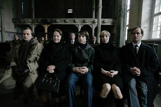 Milan Peschel, Gudrun Ritter, Samuel Schneider, Meret Becker, Jürgen Vogel (v.l.n.r.) in "Boxhagener Platz" (2009); Quelle: Pandora, DFF