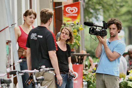 Anna de Paoli (links), Eva Lia Reinegger (2.v.r.), Luciano Cervio (rechts) bei den Dreharbeiten zu "24 Stunden Schlesisches Tor" (2007); Quelle: Moviemento, DFF