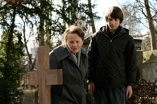 Gudrun Ritter, Samuel Schneider (v.l.n.r.) in "Boxhagener Platz" (2009); Quelle: Pandora, DFF