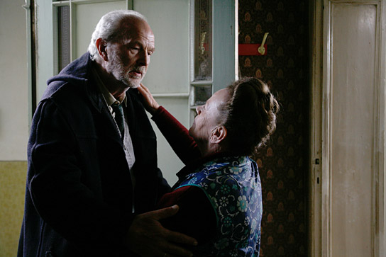 Michael Gwisdek, Gudrun Ritter (v.l.n.r.) in "Boxhagener Platz" (2009); Quelle: Pandora, DFF