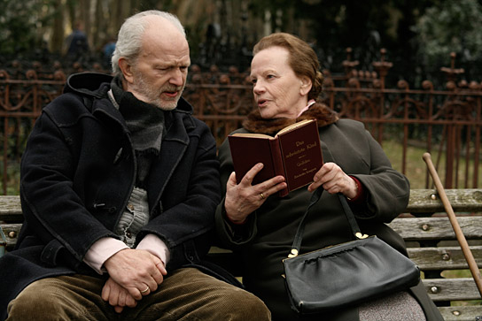 Michael Gwisdek, Gudrun Ritter (v.l.n.r.) in "Boxhagener Platz" (2009); Quelle: Pandora, DFF