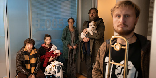 Klaus Steinbacher, Lisa Vicari, Jeanette Hain, Nicki von Tempelhoff, Michael Kranz (v.l.n.r.) in "Hannes" (2020); Quelle: Studiocanal, DFF, © Studiocanal GmbH, Luis Zeno Kuhn