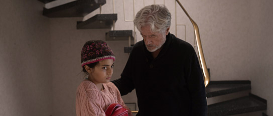 Milena Pribak, Jürgen Prochnow (v.l.n.r.) in "Eine Handvoll Wasser" (2020); Quelle: JIP Film und Verleih, DFF, © Daniel Dornhöfer