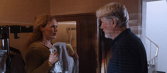Anja Schiffel, Jürgen Prochnow (v.l.n.r.) in "Eine Handvoll Wasser" (2020); Quelle: JIP Film und Verleih, DFF, © Daniel Dornhöfer