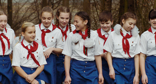Sediqa Rasuli (5.v.l.) in "Kabul Kinderheim" (2019); Quelle: Wolf Kino, DFF, © Virginie Surdej