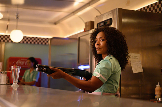 Angela Bassett in "Gunpowder Milkshake" (2021); Quelle: Studiocanal, DFF, © 2020 STUDIOCANAL SAS, Foto: Reiner Bajo