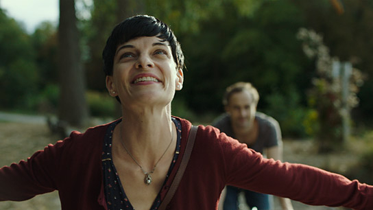 Sarah Hostettler, Thomas Niehaus (v.l.n.r.) in "Tagundnachtgleiche" (2019); Quelle: farbfilm verleih, DFF, © Tamtam Film, Eva Katharina Bühler