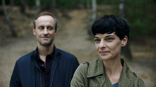 Thomas Niehaus, Sarah Hostettler (v.l.n.r.) in "Tagundnachtgleiche" (2019); Quelle: farbfilm verleih, DFF, © Tamtam Film, Eva Katharina Bühler