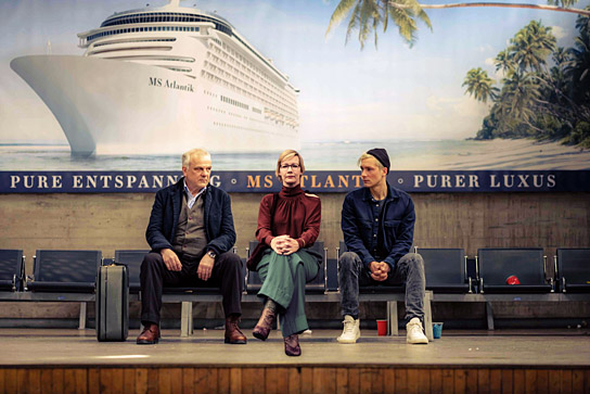 Bernhard Schütz, Sandra Hüller, Jacob Matschenz (v.l.n.r.) in "Das schwarze Quadrat" (2021); Quelle: Port au Prince Pictures, DFF, © Gordon Timpen, Port au Prince Pictures