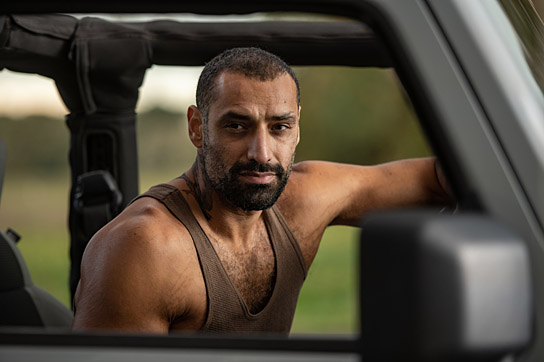 Tamer Trasoglu in "Die Rettung der uns bekannten Welt" (2021); Quelle: Warner Bros. Pictures Germany, DFF, © Barefoot Films, Warner Bros. Filmproduktion